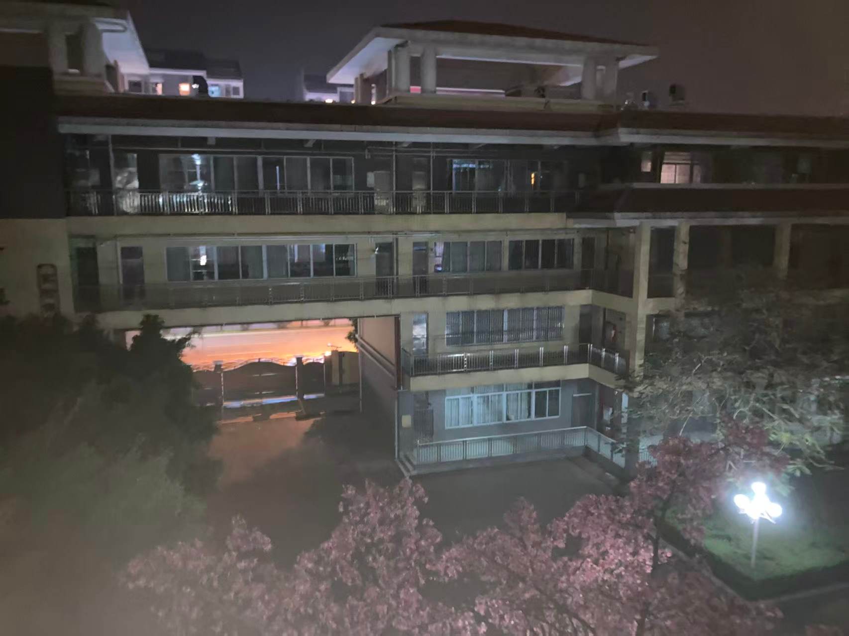 凌晨阳台外的夜景